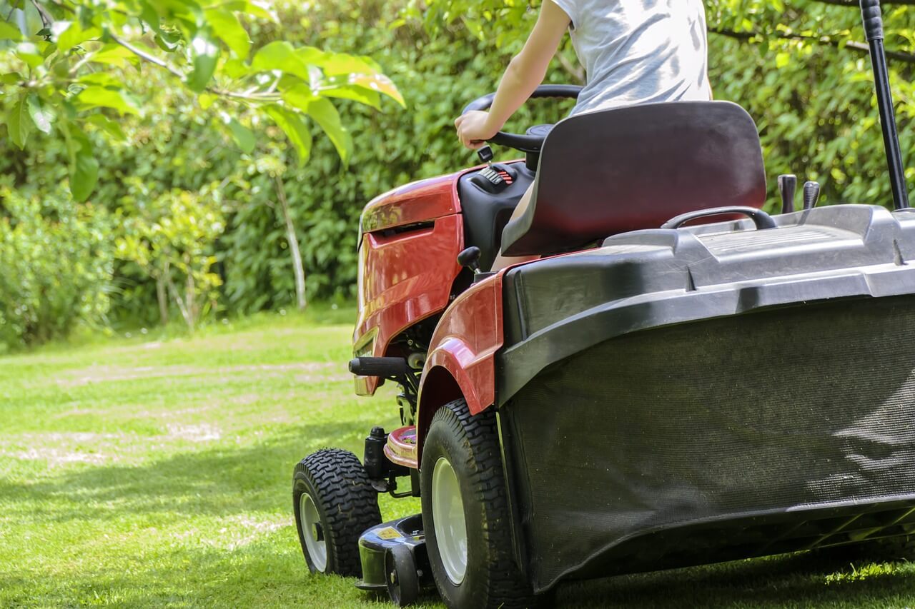 mowing-the-grass-1438159_1280.jpg