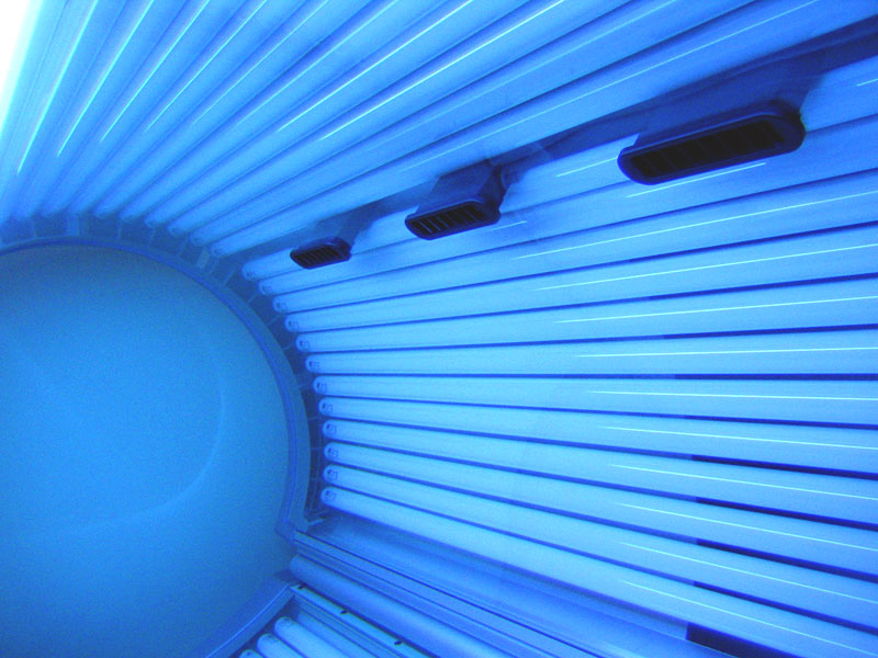 Inside_a_tanning_bed,_March_2006