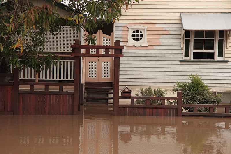 How much does it cost to fix a flooded house?